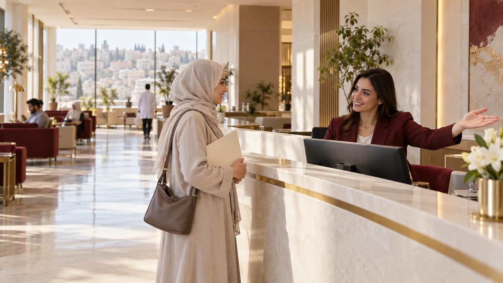 موظفة استقبال تساعد مراجعة في ترتيب زيارتها